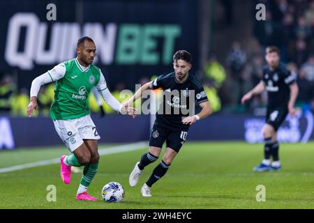 Édimbourg, Écosse. 07 février 2024. Jordan Obita (21 - Hibernien) est mis sous pression par Nicolas Kühn (10 - Celtique) crédit : Raymond Davies / Alamy Live News Banque D'Images