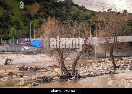 Glendale, CA, États-Unis – 7 février 2024 : après des jours de fortes pluies, l’eau coule à travers le canal de contrôle des inondations dans la partie Glendale Narrows du l Banque D'Images