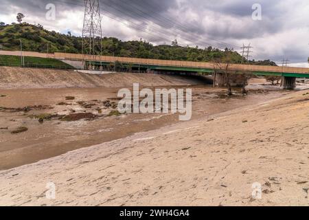 Glendale, CA, États-Unis – 7 février 2024 : après des jours de fortes pluies, l’eau coule à travers le canal de contrôle des inondations dans la partie Glendale Narrows du l Banque D'Images