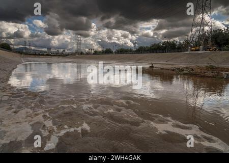 Glendale, CA, États-Unis – 7 février 2024 : après des jours de fortes pluies, l’eau coule à travers le canal de contrôle des inondations dans la partie Glendale Narrows du l Banque D'Images