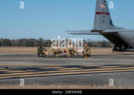 Les aviateurs affectés à la 103rd Airlift Wing, North Kingstown, Connecticut, se préparent à ravitailler un F-35 Lightning II affecté à la 158th Fighter Wing, South Burlington, Vermont, via un C-130 Hercules, au cours d’une mission FARP (point de ravitaillement de la zone avancée) dans le cadre de l’exercice « Maple Thunder », à North Auxiliary Airfield, joint base Charleston, North, South Carolina, janvier 30, 2024. les aviateurs du 158th FW participent à Maple Thunder pour mettre en œuvre le concept d'emploi au combat agile. (Photo de l'US Air Force par Tech. Sergent Richard Mekkri) Banque D'Images