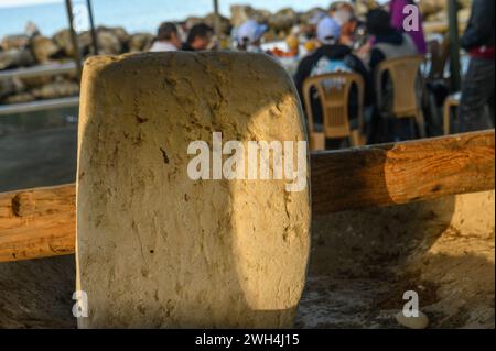 Un vieux moulin en pierre près d'un restaurant à Chypre Banque D'Images