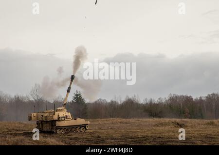 Les soldats de l'armée américaine affectés à la batterie Alpha « Ares », 4e bataillon, 27e régiment d'artillerie de campagne, 2e équipe de combat de la brigade blindée, 1re division blindée, soutenant la 3e division d'infanterie, tirent un obusier automoteur Paladin M109A6 lors d'un exercice de tir réel à la zone d'entraînement de Bemowo Piskie, Pologne, 7 février 2024. La mission de la 3e Division d’infanterie en Europe est de s’engager dans des entraînements et des exercices multinationaux à travers le continent, en travaillant aux côtés des Alliés de l’OTAN et des partenaires de sécurité régionaux pour fournir des forces crédibles au combat au V corps, le corps avancé des États-Unis déployé en Europe. (U.S. Army Banque D'Images