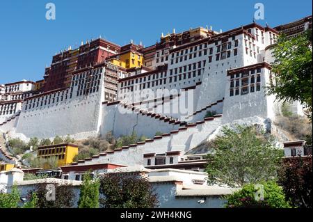 Autrefois la maison du Dalaï Lama, le Palais du Potala a été désigné site du patrimoine mondial de l'UNESCO en 1994 et est une attraction touristique populaire à Lhassa, le capit Banque D'Images