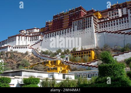 Autrefois la maison du Dalaï Lama, le Palais du Potala a été désigné site du patrimoine mondial de l'UNESCO en 1994 et est une attraction touristique populaire à Lhassa, le capit Banque D'Images