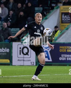 Édimbourg, Royaume-Uni. 07 février 2024. Scottish Premiership - Hibernian FC v Celtic FC 07/02/2024 L'attaquant Celtic, Daizen Maeda, prend le ballon sous contrôle alors que Hibernian affronte Celtic dans la première équipe écossaise au stade Easter Road, Édimbourg, Royaume-Uni crédit : Ian Jacobs/Alamy Live News Banque D'Images