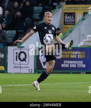 Édimbourg, Royaume-Uni. 07 février 2024. Scottish Premiership - Hibernian FC v Celtic FC 07/02/2024 L'attaquant Celtic, Daizen Maeda, prend le ballon sous contrôle alors que Hibernian affronte Celtic dans la première équipe écossaise au stade Easter Road, Édimbourg, Royaume-Uni crédit : Ian Jacobs/Alamy Live News Banque D'Images