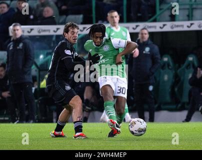 Édimbourg, Royaume-Uni. 07 février 2024. Scottish Premiership - Hibernian FC v Celtic FC 07/02/2024 le milieu de terrain Guyanan de Hibs, Nathan Moriah-Welsh, prend la tête des Hiberniens contre Celtic lors de la première équipe écossaise au stade Easter Road, Édimbourg, Royaume-Uni crédit : Ian Jacobs/Alamy Live News Banque D'Images