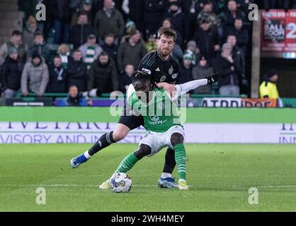 Édimbourg, Royaume-Uni. 07 février 2024. Scottish Premiership - Hibernian FC - Celtic FC 07/02/2024 L'attaquant de Hibs, Élie Youan, retient le défenseur celtique Anthony Ralston, alors que Hibernian affronte le Celtic lors de la première équipe écossaise au stade Easter Road, Édimbourg, Royaume-Uni crédit : Ian Jacobs/Alamy Live News Banque D'Images