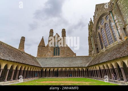 Cloître de l'abbaye du Mont Saint Michel en Normandie, France Banque D'Images