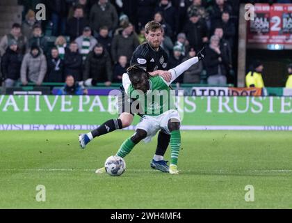 Scottish Premiership - Hibernian FC - Celtic FC 07/02/2024 L'attaquant des Hibs, Élie Youan, retient le défenseur celtique Anthony Ralston, alors que Hibernian affronte le Celtic dans la première équipe écossaise au stade Easter Road, Édimbourg, Royaume-Uni crédit : Ian Jacobs Banque D'Images