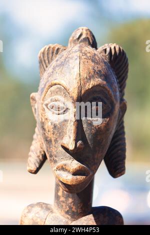 statue africaine antique en bois tête d'un guerrier Banque D'Images