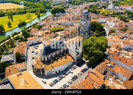 Vue estivale des quartiers historiques de Saintes avec cathédrale, France Banque D'Images