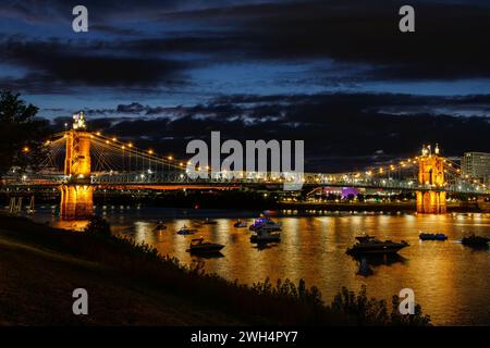 Pont suspendu John A Roebling. Cincinnati Roebling Bridge, Ohio, horizon. Vue de l'autre côté de la rivière Ohio depuis Covington, Kentucky, États-Unis. Banque D'Images