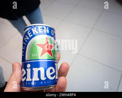 Photo d'une canette avec le logo de Heineken 0,0 à vendre à Belgrade. Heineken 0,0 est une bière blonde sans alcool produite par Heineken N.V., une brasserie néerlandaise Banque D'Images