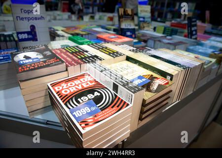 Photo de la couverture de 1984 de george orwell sur une étagère d'une librairie de Belgrade, Serbie.Nineteen Eighty-four est un roman dystopique et de mise en garde Banque D'Images