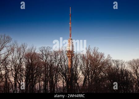 Tour Avala, ou Avala toranj, vue d'en bas. Il s'agit d'une tour de télévision et d'une antenne de radiodiffusion dans la banlieue de Belgrade, en Serbie. Banque D'Images