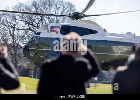 Washington, DC, États-Unis. 07 février 2024. Marine One transporte le président américain Joe Biden depuis la Maison Blanche pour des collectes de fonds à New York City à Washington, DC, États-Unis, le 7 février 2024. Le président a ignoré une question criée à savoir s'il pouvait travailler avec les Républicains de la Chambre. Crédit : Jim LoScalzo/Pool via CNP/dpa/Alamy Live News Banque D'Images