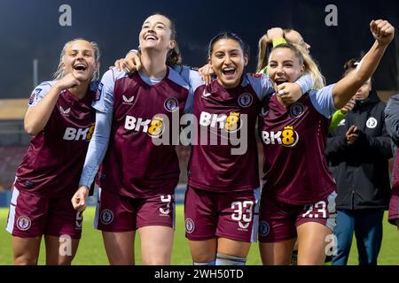 Crawley, Royaume-Uni. 7 février 2024. Sarah Mayling, Anna Patten, Maz Pacheco et Adriana Leon d’Aston Villa Women célèbrent à temps plein le match de quart de finale de la FA Women’s Continental Tyres League Cup entre Brighton & Hove Albion WFC et Aston Villa WFC au Broadfield Stadium de Crawley le 7 février 2024. Cette image ne peut être utilisée qu'à des fins éditoriales. Usage éditorial exclusif. Crédit : Ashley Crowden/Alamy Live News Banque D'Images