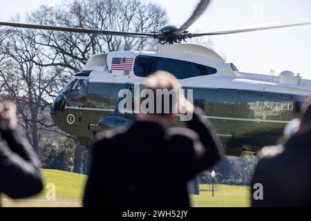 Marine One transporte le président américain Joe Biden depuis la Maison Blanche pour des collectes de fonds à New York City à Washington, DC, États-Unis, le 7 février 2024. Le président a ignoré une question criée à savoir s'il pouvait travailler avec House Republicans.Credit : Jim LoScalzo/Pool via CNP/MediaPunch Banque D'Images