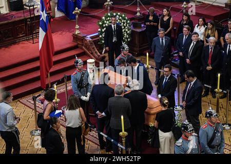 Santiago, Chili. 7 février 2024. Les gens pleurent devant le cercueil de l'ancien président chilien Sebastian Pinera dans l'ancien bâtiment du Congrès national à Santiago, Chili, le 7 février 2024. Sebastian Pinera, qui était président du Chili en 2010-2014 et 2018-2022, est décédé mardi lorsque son hélicoptère privé s'est écrasé sur les rives du lac Ranco, dans le sud du Chili, selon son bureau. Crédit : Jorge Villegas/Xinhua/Alamy Live News Banque D'Images