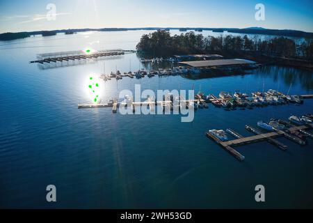 Vue aérienne des bateaux et yachts amarrés dans la marina sur les eaux du lac Lanier entouré d'arbres verdoyants à Buford Georgia USA Banque D'Images