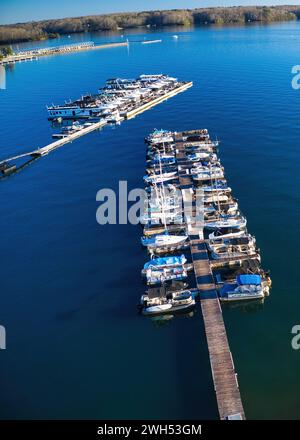 Vue aérienne des bateaux et yachts amarrés dans la marina sur les eaux du lac Lanier entouré d'arbres verdoyants à Buford Georgia USA Banque D'Images