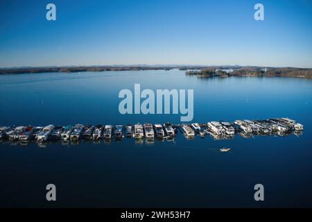 Vue aérienne des bateaux et yachts amarrés dans la marina sur les eaux du lac Lanier entouré d'arbres verdoyants à Buford Georgia USA Banque D'Images