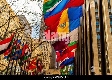 Drapeaux de différents pays au centre Rockefeller à New York, Banque D'Images