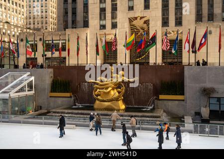 New York City , NY ; 19 février 2022 : les habitants et les touristes apprécient le patinage sur glace et la vue de Manhattan au Rockefeller Center à New York. Banque D'Images