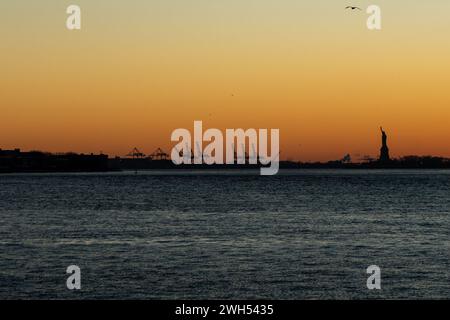 Vue panoramique de la Statue de la liberté au coucher du soleil à New York Banque D'Images