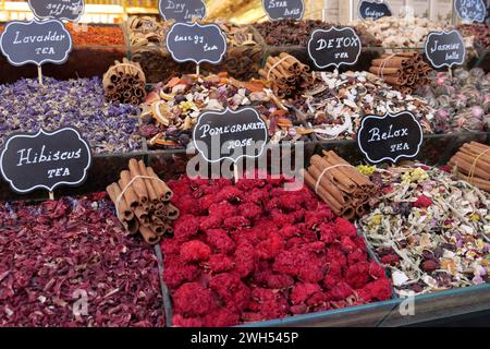 Tisane colorée du bazar aux épices, thé traditionnel à Istanbul, Banque D'Images