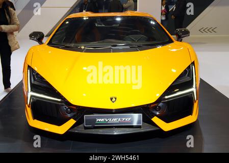 New Delhi - 1er février 2024 : Lamborghini Revuelto Coupe est exposée à la Bharat Mobility Global Expo 2024 à New Delhi en Inde. Banque D'Images