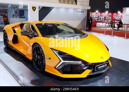 New Delhi - 1er février 2024 : Lamborghini Revuelto Coupe est exposée à la Bharat Mobility Global Expo 2024 à New Delhi en Inde. Banque D'Images