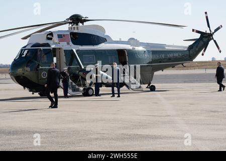 Queens, États-Unis. 07 février 2024. Le président américain Joe Biden se rend à Marine One à l'aéroport international John F. Kennedy dans le Queens, New York. Le président Biden se rend à New York pour assister à trois événements de campagne mercredi avant de retourner à la Maison Blanche. Crédit : SOPA images Limited/Alamy Live News Banque D'Images