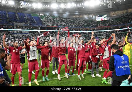 Doha, Qatar. 7 février 2024. Les joueurs du Qatar célèbrent après la demi-finale entre l'Iran et le Qatar lors de la Coupe d'Asie de l'AFC Qatar à Doha, Qatar, le 7 février 2024. Crédit : Sun Fanyue/Xinhua/Alamy Live News Banque D'Images