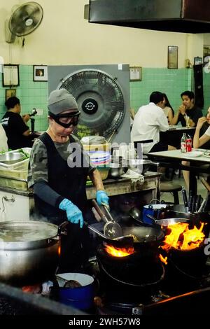 Bangkok, Thaïlande. 07 février 2024. Supinya « Jay FAI » Junsuta, étoilée au guide Michelin, cuisine des omelettes de crabe dans son restaurant de Bangkok le 7 février 2024. Supinya 'Jay FAI' Junsuta (80) a atteint le statut de célébrité après que son restaurant est le seul restaurant de cuisine de rue étoilé Michelin en Thaïlande depuis 2018, le restaurant a été créé dans les années 1980 et fonctionne à ce jour et se concentre principalement sur les plats cuisinés au wok. Crédit : SOPA images Limited/Alamy Live News Banque D'Images