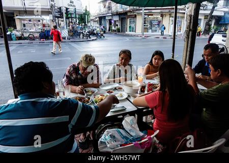 Bangkok, Thaïlande. 07 février 2024. Touristes mangeant de la nourriture au restaurant étoilé au guide Michelin 'Jay FAI' 1 à Bangkok, Thaïlande le 7 février 2024 Supinya 'Jay FAI' Junsuta a obtenu le statut de célébrité après que son restaurant est le seul restaurant de Street food étoilé au guide Michelin en Thaïlande depuis 2018, le restaurant a été créé dans les années 1980 et fonctionne à ce jour et se concentre principalement sur les plats cuisinés au wok. Il y a une rumeur selon laquelle Supinya 'Jay FAI' Junsuta quittera ses affaires cette année. Crédit : SOPA images Limited/Alamy Live News Banque D'Images