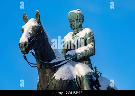 Neige sur statue équestre du maréchal Mannerheim, érigée en 1960, contre un ciel bleu clair à Helsinki, Finlande Banque D'Images