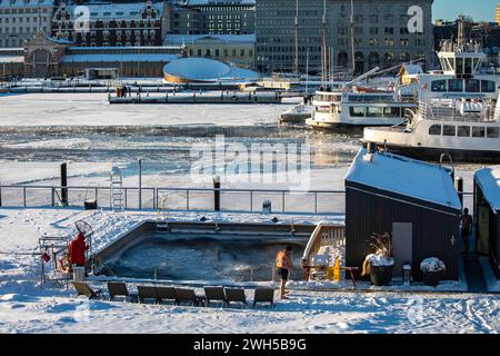 Terrasse enneigée de Allas Sea Pool lors d'une journée d'hiver froide et ensoleillée à Helsinki, Finlande Banque D'Images