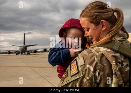 Columbus, Ohio, États-Unis. 2 février 2024. Tech. Le Sgt Sarah Schaffer, 121st Medical Group, retrouve sa famille alors que les aviateurs du 121st ARW rentrent chez eux après le déploiement à la base de la Garde nationale aérienne de Rickenbacker, Ohio, en février. 2, 2024. Le déploiement dans la zone d'opérations du Commandement central au cours d'une période tumultueuse au moyen-Orient est un autre exemple de la façon dont le 121st ARW fournit en permanence un soutien de ravitaillement aérien mondial pour la défense de la nation. (Photo de Ralph Branson) (crédit image : © U.S. National Guard/ZUMA Press Wire) USAGE ÉDITORIAL SEULEMENT! Non destiné à UN USAGE commercial ! Banque D'Images