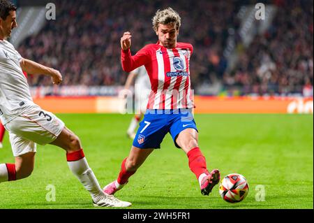 Madrid, Espagne. 07 février 2024. Antoine Griezmann (d) de l'Atletico Madrid et Dani Vivian (l) de l'Athletic Bilbao vus en action lors de la demi-finale de la Copa del Rey étape 1 sur 2 entre l'Atletico Madrid et l'Athletic Bilbao au Civitas Metropolitan Stadium. Score final ; Atletico Madrid 0:1 Athletic Bilbao. (Photo Alberto Gardin/SOPA images/SIPA USA) crédit : SIPA USA/Alamy Live News Banque D'Images