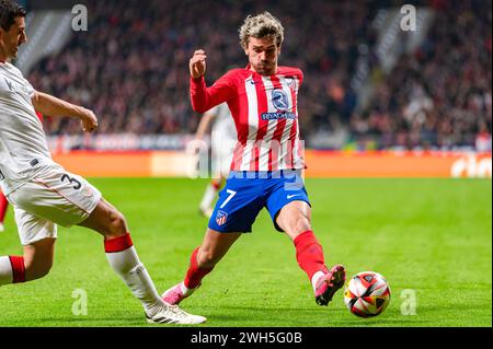 Madrid, Espagne. 07 février 2024. Antoine Griezmann (d) de l'Atletico Madrid et Dani Vivian (l) de l'Athletic Bilbao vus en action lors de la demi-finale de la Copa del Rey étape 1 sur 2 entre l'Atletico Madrid et l'Athletic Bilbao au Civitas Metropolitan Stadium. Score final ; Atletico Madrid 0:1 Athletic Bilbao. Crédit : SOPA images Limited/Alamy Live News Banque D'Images