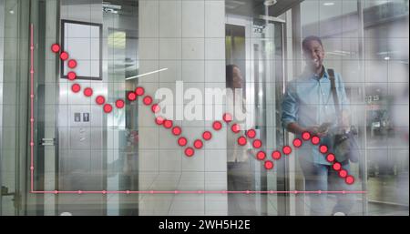 Image du traitement des données financières sur homme d'affaires biracial Banque D'Images