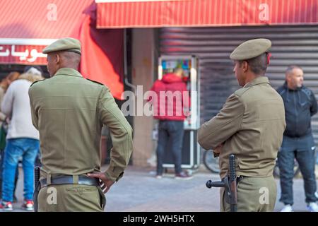 Marrakech, Maroc - 16 janvier 2019 : deux officiers des Forces auxiliaires patrouillent dans les rues. Banque D'Images