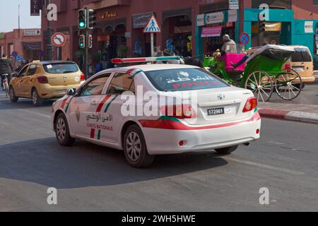 Marrakech, Maroc - 16 janvier 2018 : voiture de la Sûreté nationale patrouillant dans les rues de la capitale. Banque D'Images