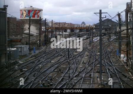 Paris, France - 02 février 2018 : murale de l'artiste Tristan Eaton sous le titre 'Tour de la paix' sur le château d'eau de l'Hôpital Salpêtrière le long de la RA Banque D'Images