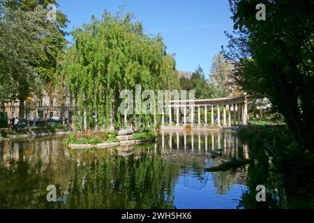 Paris, France - 19 avril 2018 : la Naumachie est un bassin ovale du Parc Monceau bordé par une colonnade corinthienne qui provient d'une église de Saint-de Banque D'Images