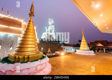 Illuminée au crépuscule, l'architecture est splendide avec le mélange de la statue chinoise Guan Yin, des escaliers de dragon, du Bouddha en marbre blanc et de l'architecture de style Thaj.B. Banque D'Images