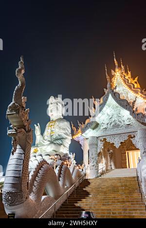 Illuminée au crépuscule, l'architecture est splendide avec le mélange de la statue chinoise Guan Yin, des escaliers de dragon, du Bouddha en marbre blanc et de l'architecture de style Thaj.B. Banque D'Images